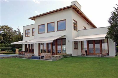 パティオの色合いと日除け